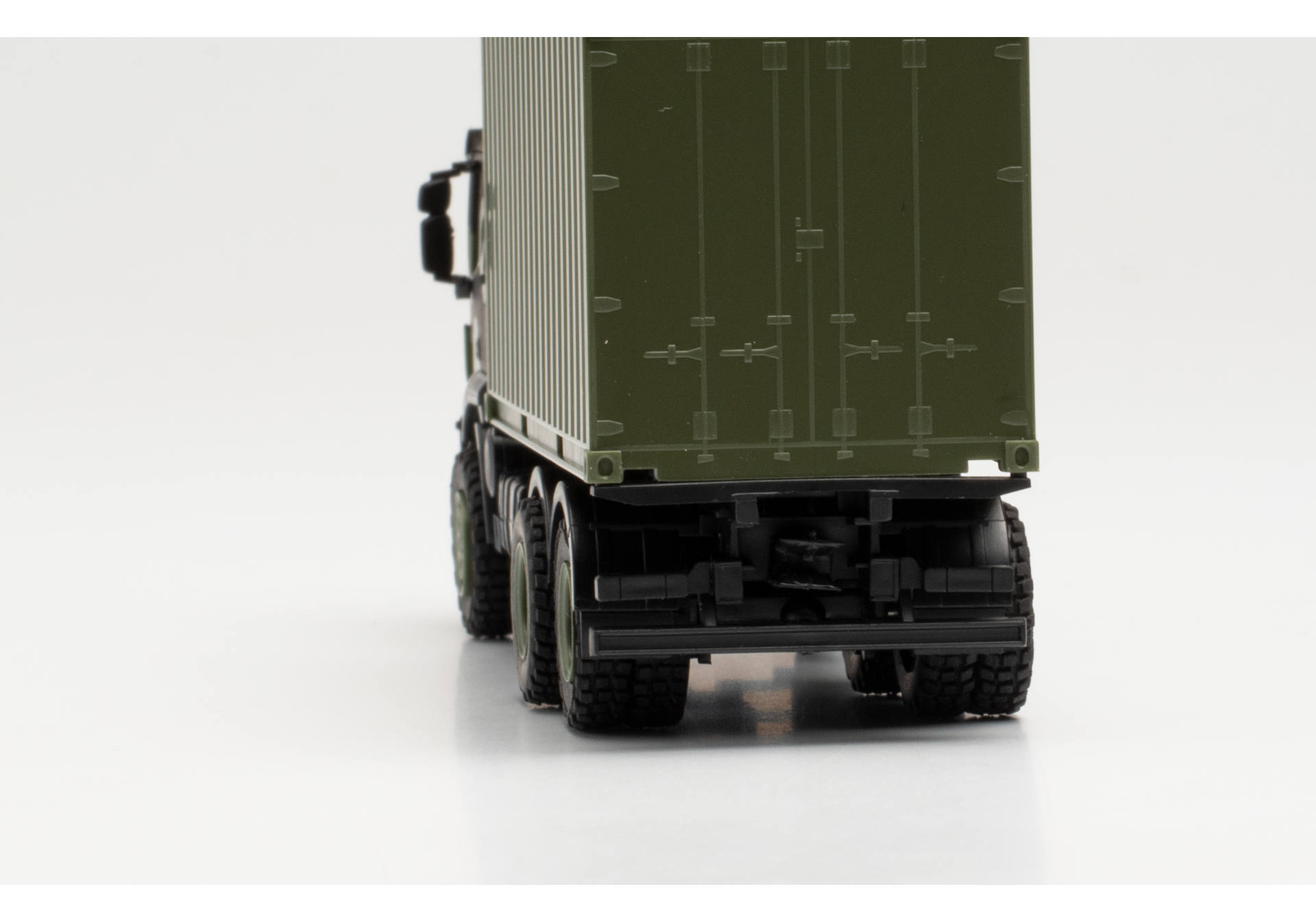 Iveco Trakker 6x6 mit 20 ft. Container Flecktarndesign "Bundeswehr"