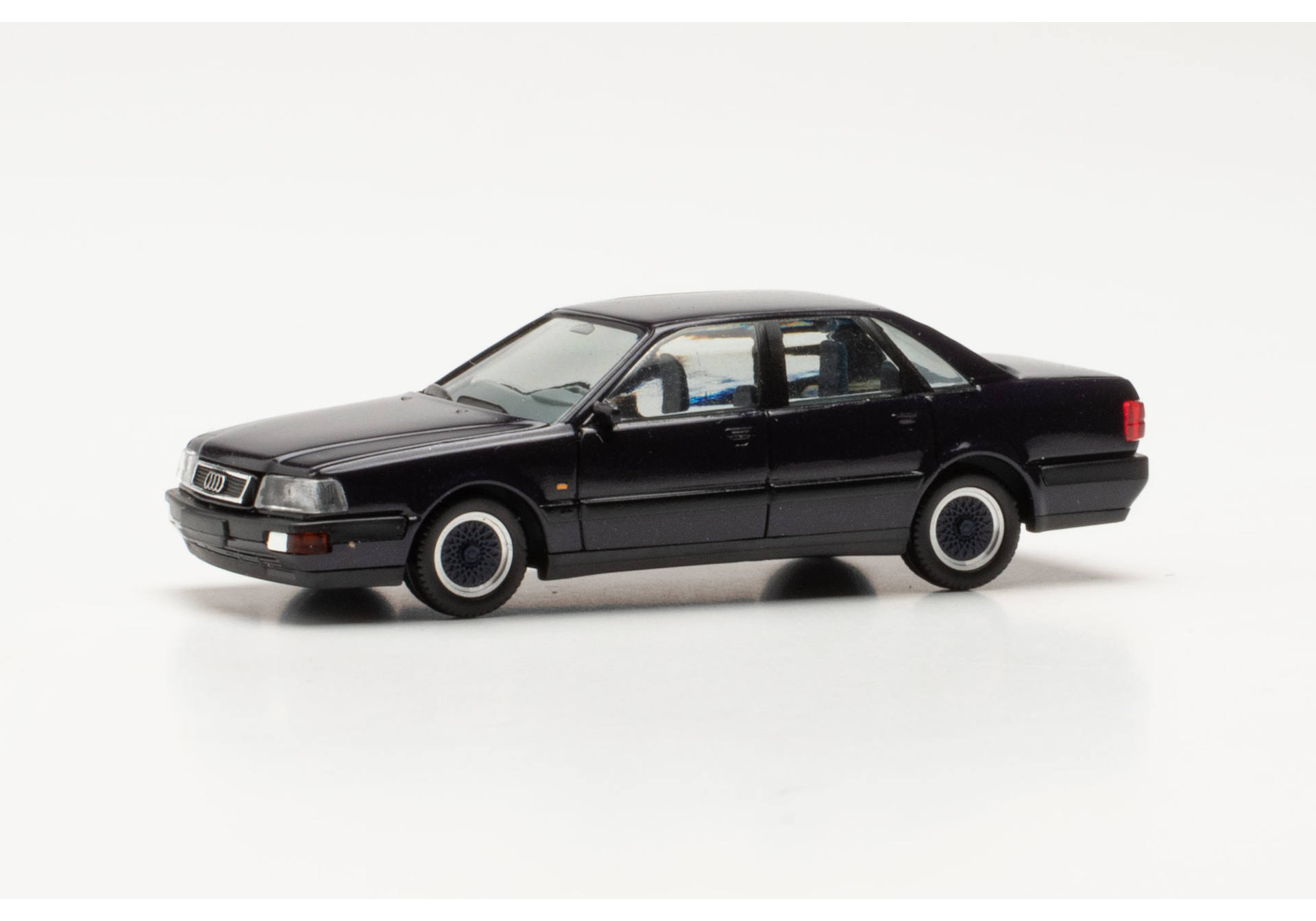 Audi V8 Limousine mit BBS-Felgen, blaumetallic