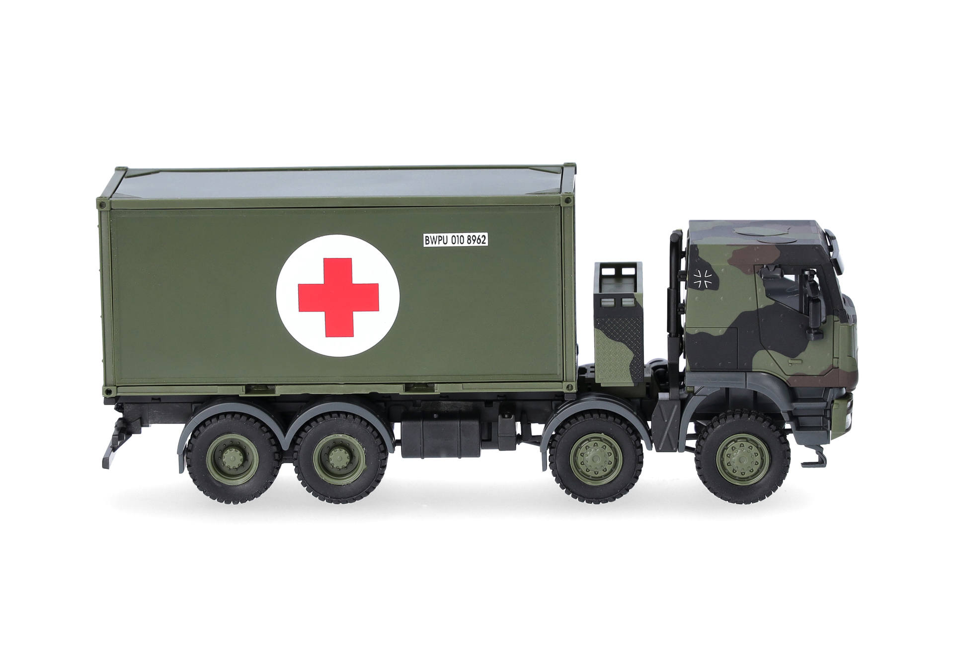 militärisch, medizinischer Anhänger, grüne Tarnung, 8x6-LKW, rotes Kreuz Symbol