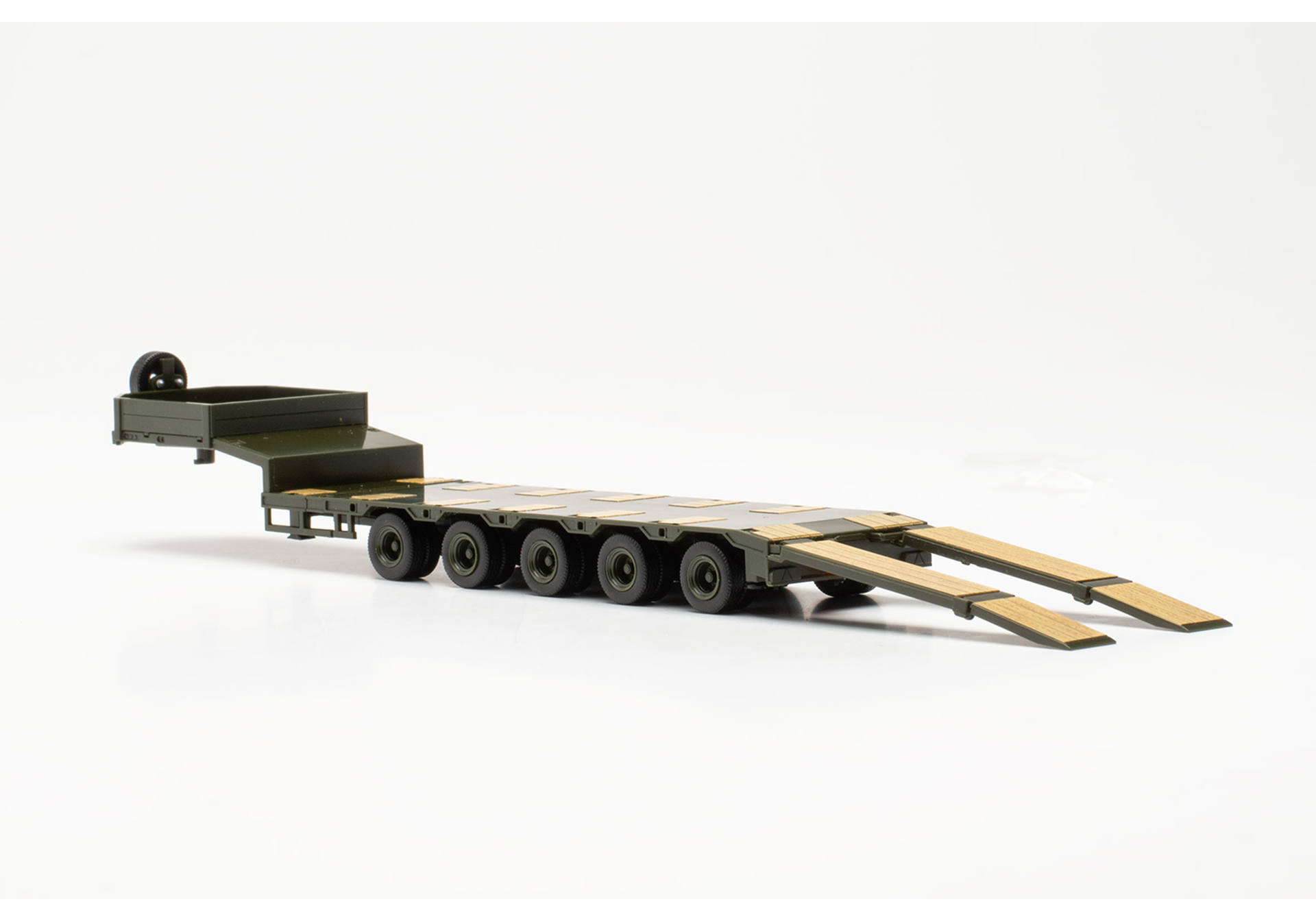 Goldhofer low boy semitrailer 5a with sloping rear end and ramps