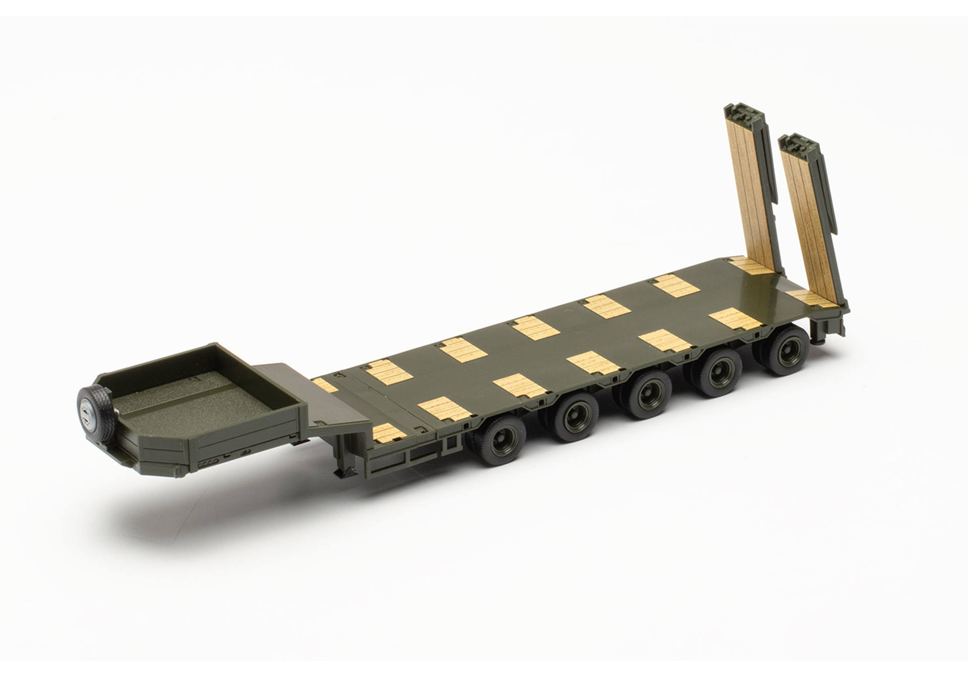 Goldhofer low boy semitrailer 5a with sloping rear end and ramps