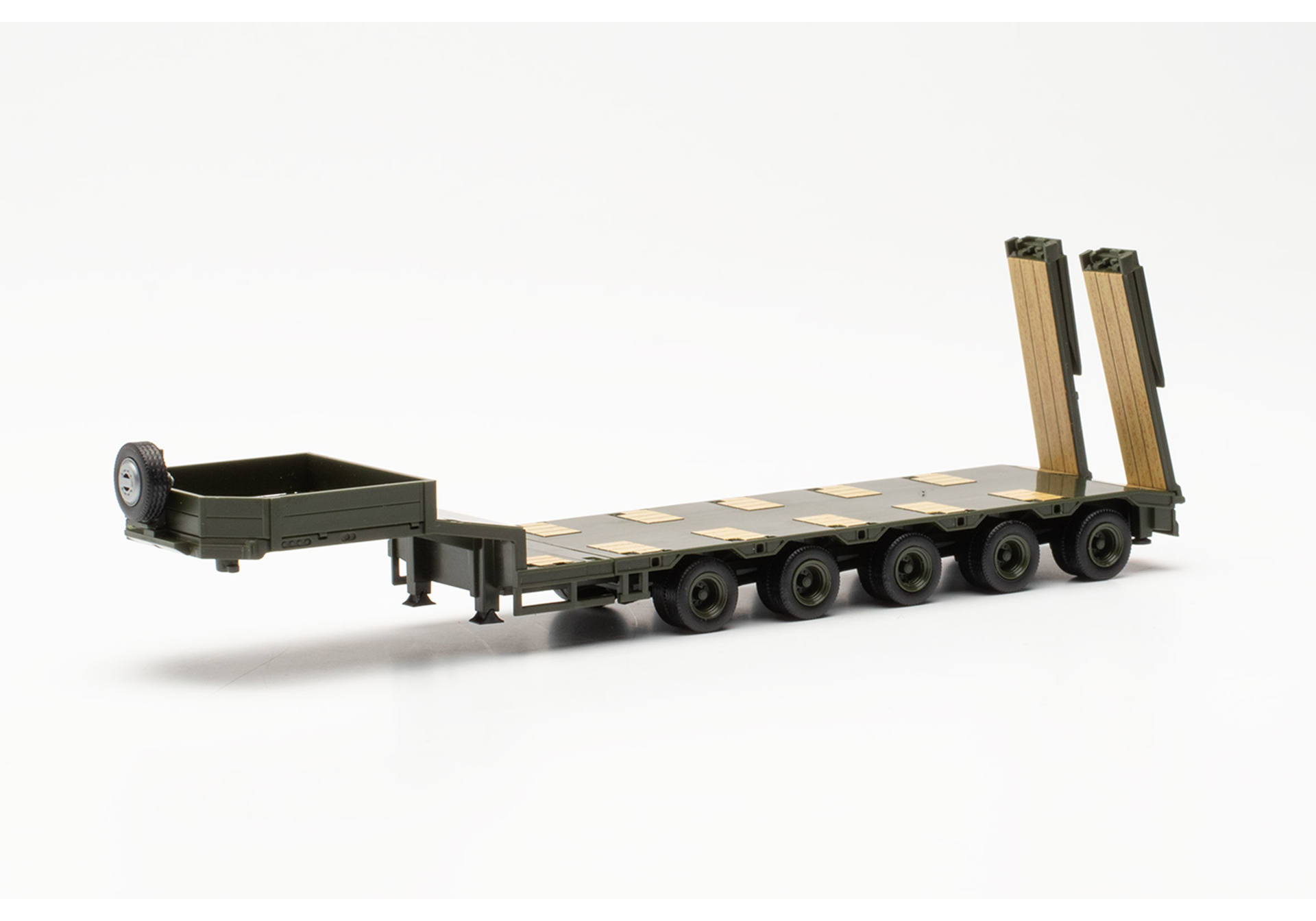 Goldhofer low boy semitrailer 5a with sloping rear end and ramps