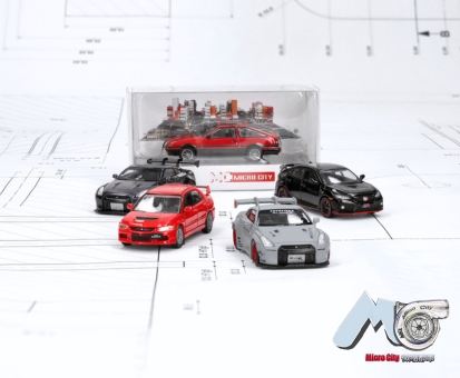 Fünf Herpa Modellautos von MicroCity: roter Mitsubishi Lancer Evolution 9, grauer Nissan GT-R 35, flip-flop farbener Nissan GTR 35, schwarzer Honda Civic Type R, roter Toyota Corolla AE86 in Verpackung, auf technischem Bauplan-Hintergrund