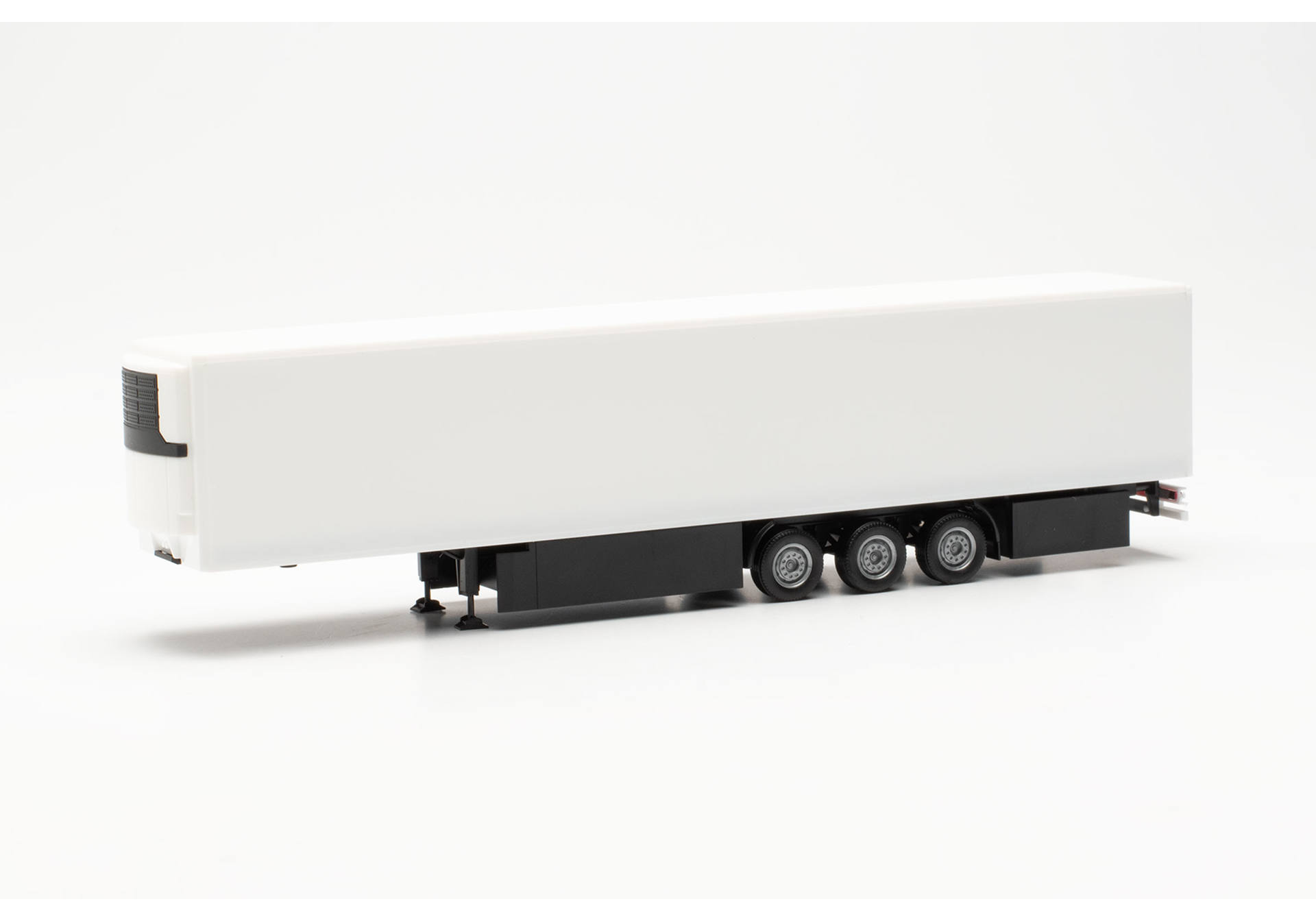 15 metre refrigerated box trailer with pallet box and side cover, white