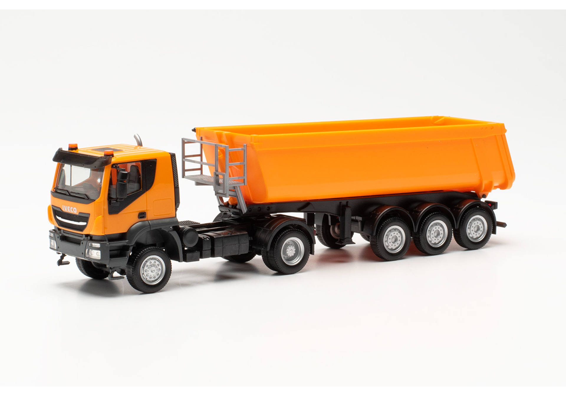 315111 Iveco Trakker Schmitz Cargobull Kippsattelzug mit Stahlmulde, kommunalorange