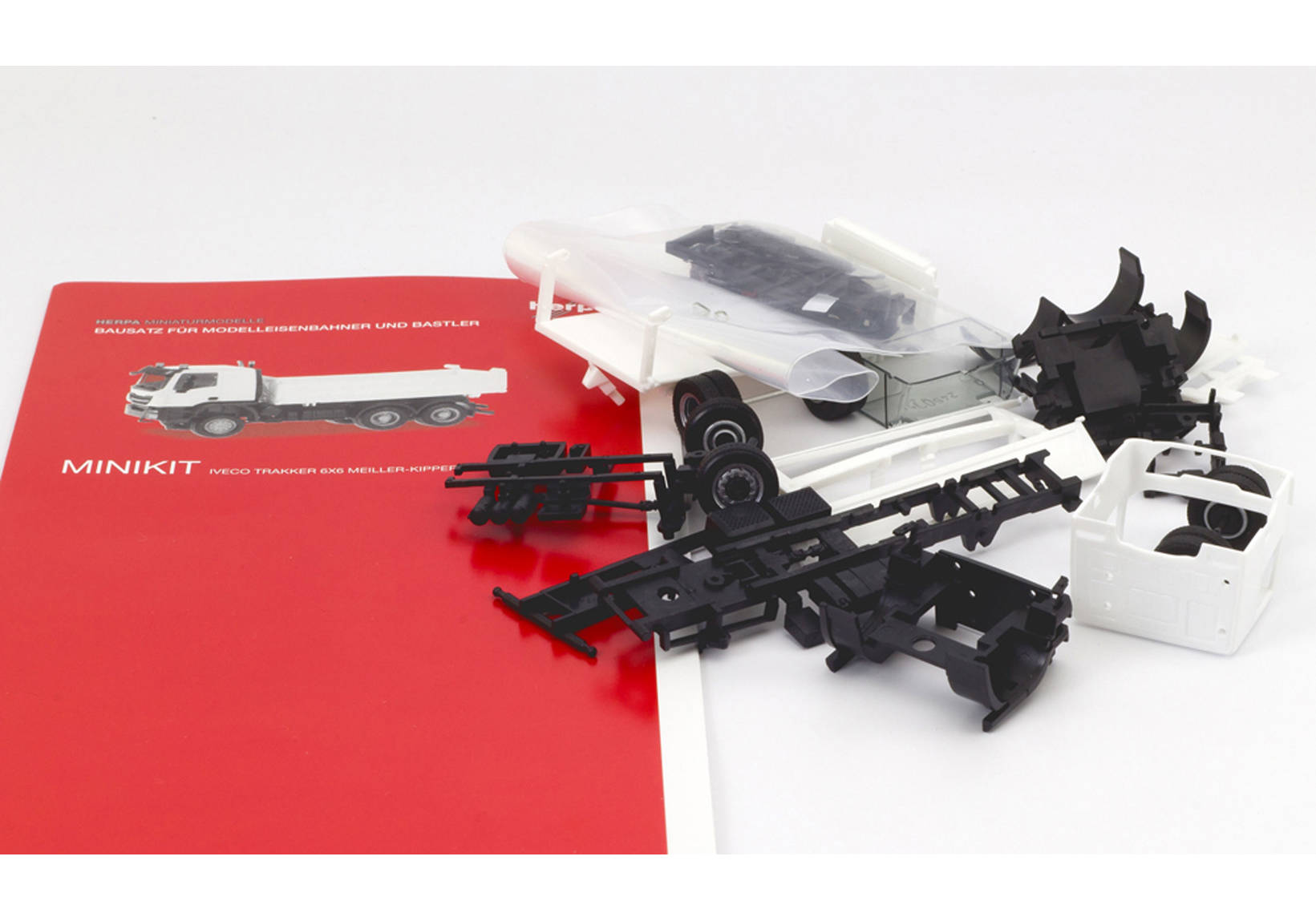 Herpa MiniKit: Iveco Trakker Meiller Kipper, weiß