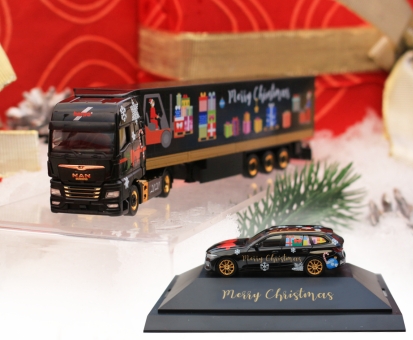 Herpa Werbemodelle schon für Weihnachten 2025 vorbestellen: Als Beispiel sieht man einen schwarzen MAN Sattelzug und einen schwarzen BMW auf hochwertigen Displayständen, beide mit festlicher Bedruckung, goldenen Details und Felgen.