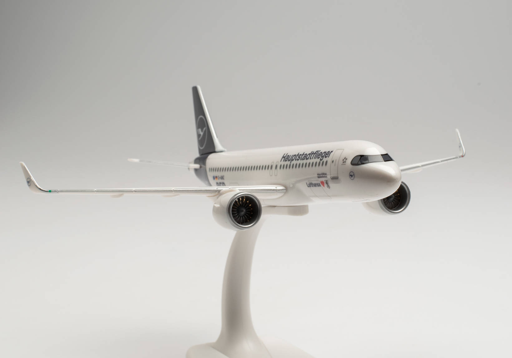 Snap-Fit: Lufthansa Airbus A320neo “Hauptstadtflieger” – D-AINZ