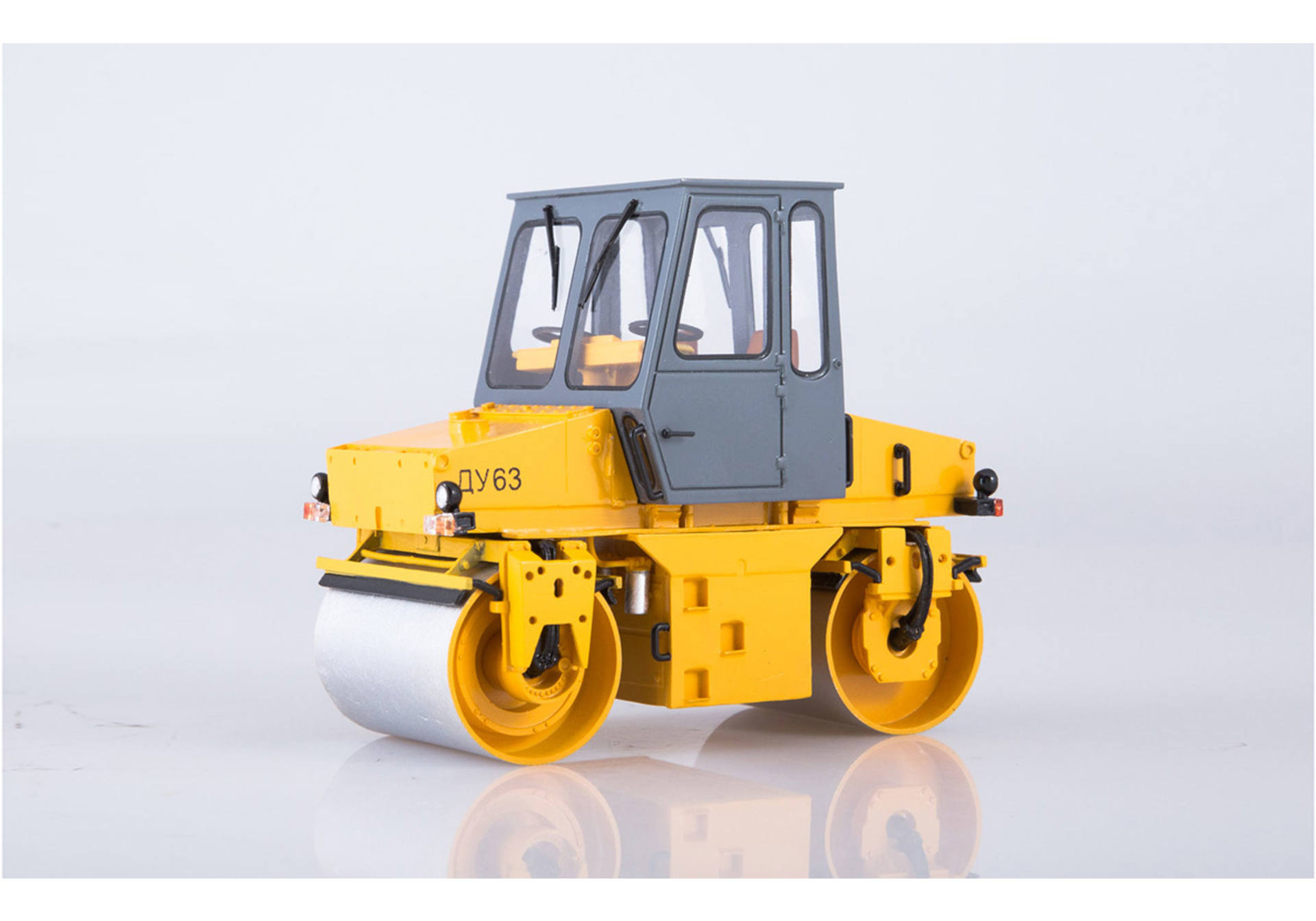 Asphalt compactor DU-63