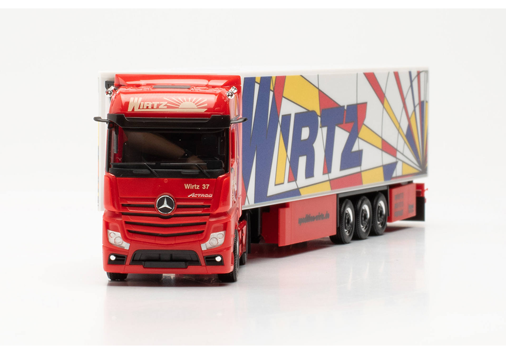 Mercedes-Benz Actros `18 Bigspace 15 meter refrigerated box semitrailer truck „Wirtz Popart“ (North Rhine-Westphalia/Bornheim)