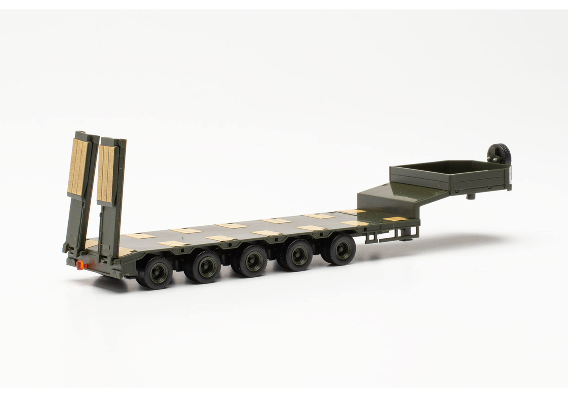 Goldhofer low boy semitrailer 5a with sloping rear end and ramps