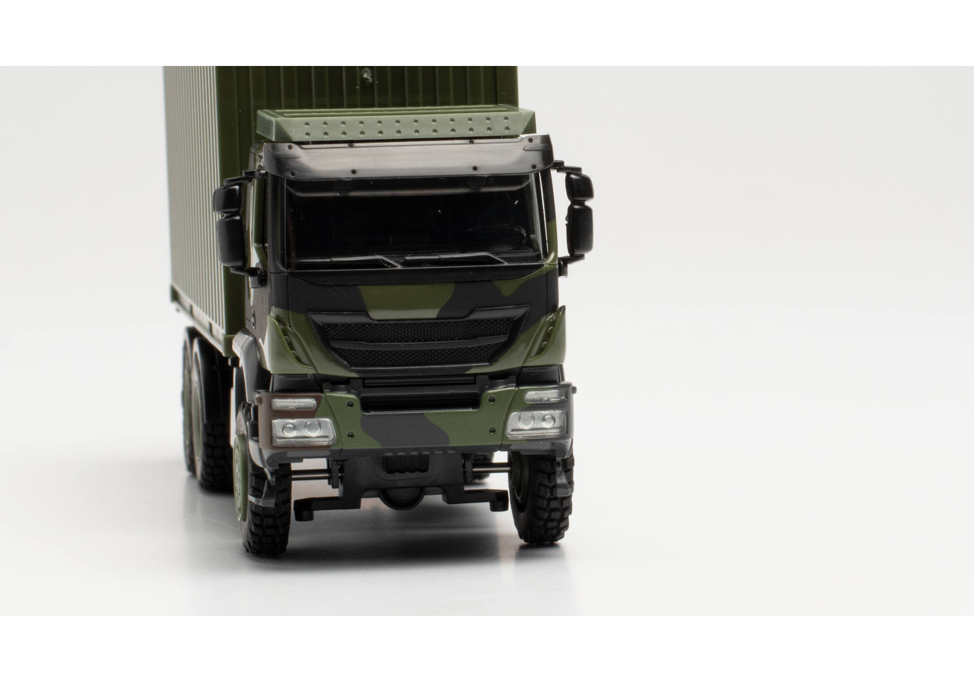 Iveco Trakker 6x6 mit 20 ft. Container Flecktarndesign "Bundeswehr"