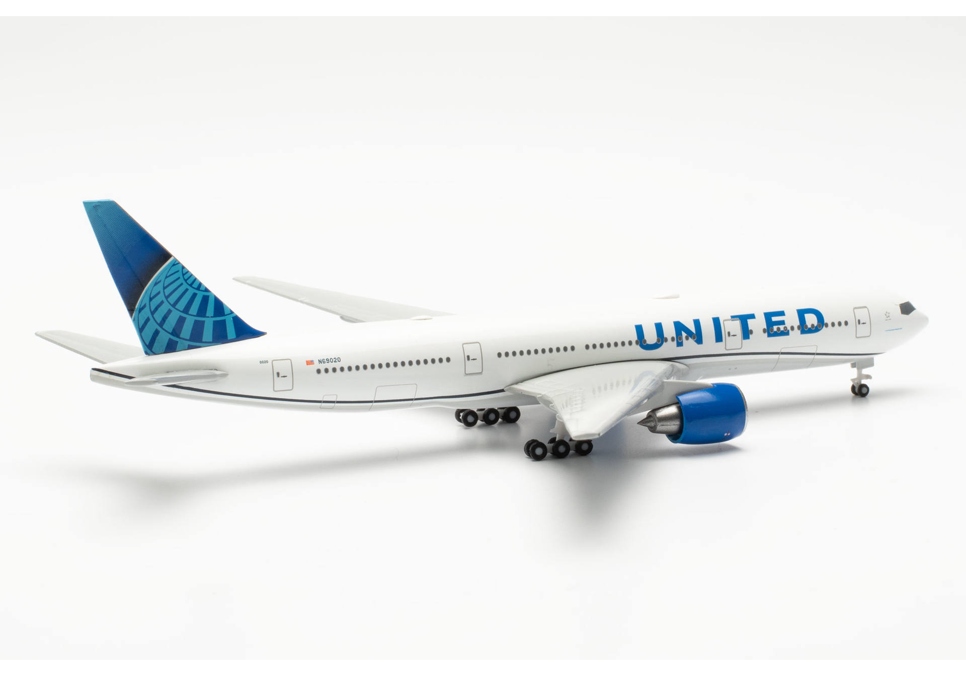 United Airlines Boeing 777-200 - N69020