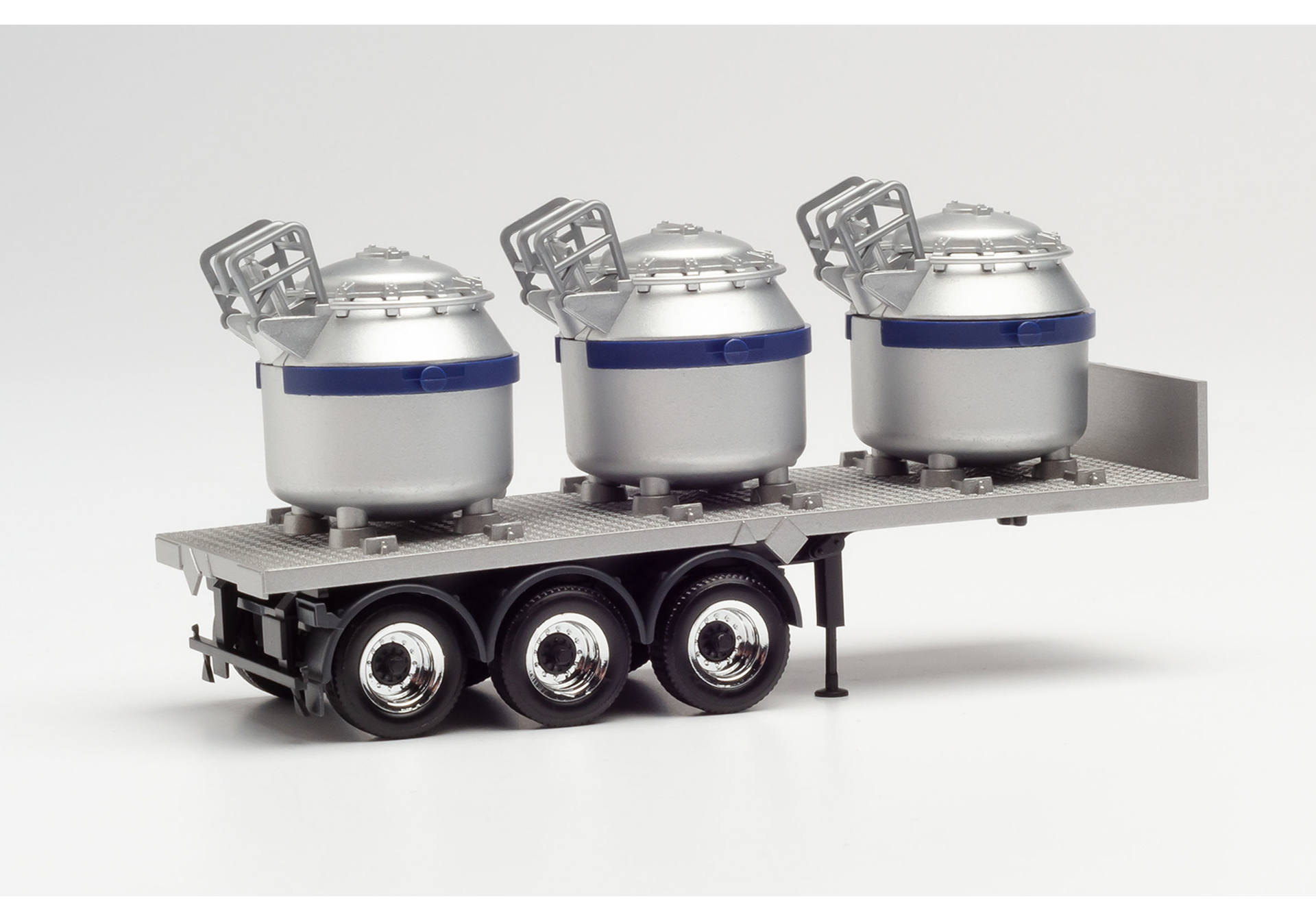 trailer with aluminium pots, stripes blue