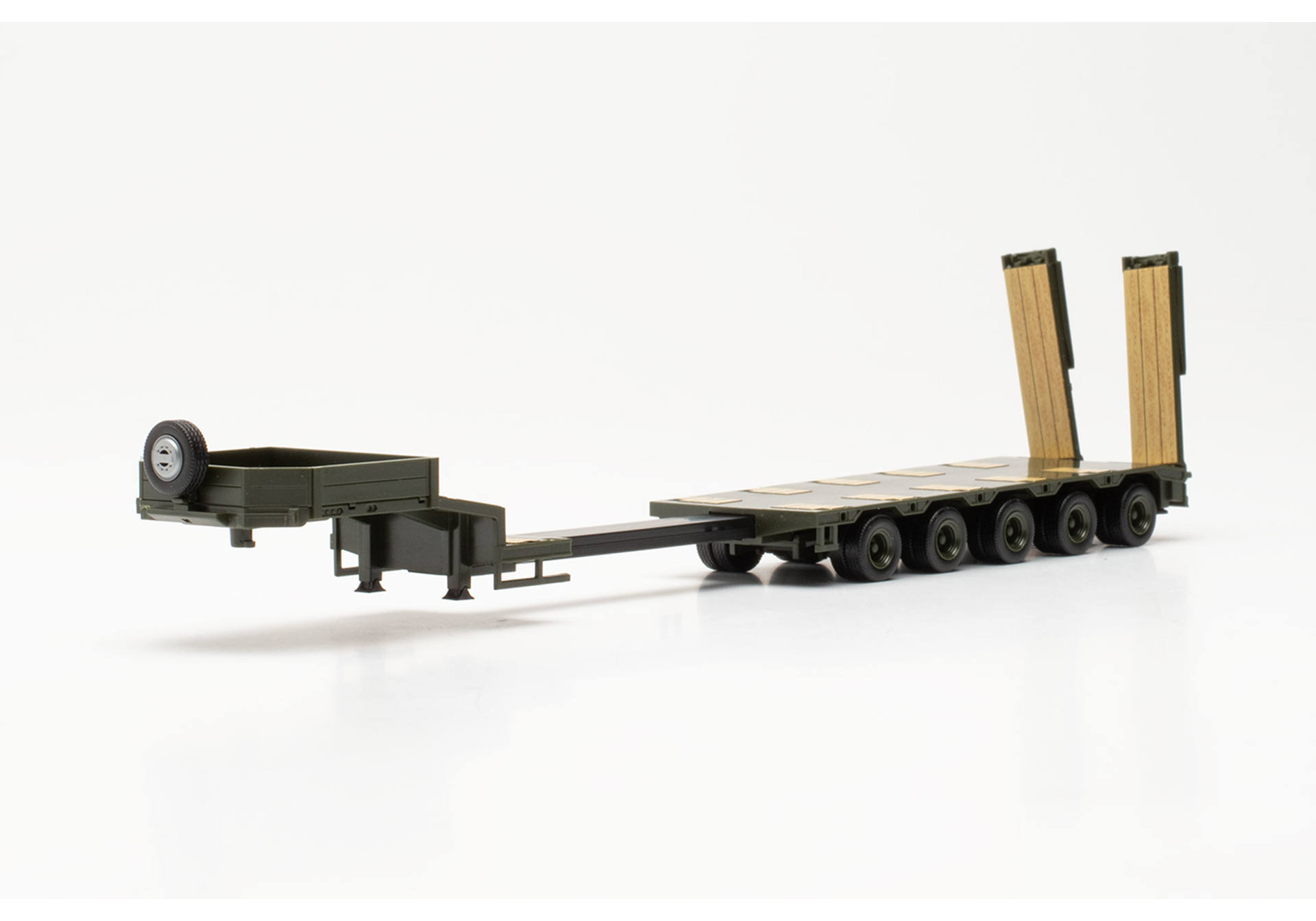 Goldhofer low boy semitrailer 5a with sloping rear end and ramps
