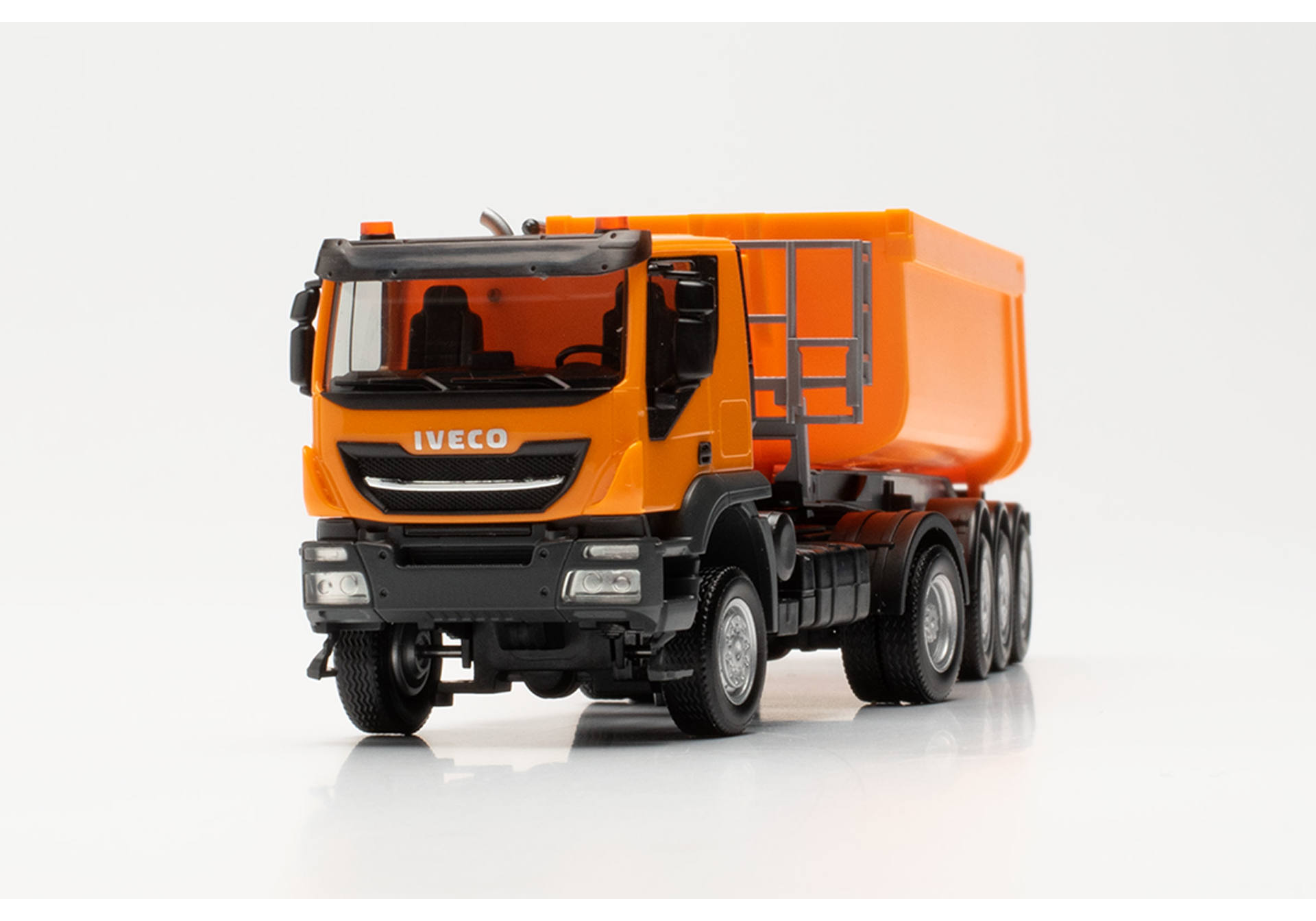 315111 Iveco Trakker Schmitz Cargobull Kippsattelzug mit Stahlmulde, kommunalorange