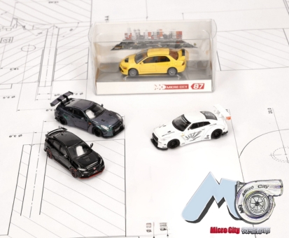 Vier Micro City-Miniaturautos von Herpa auf technischem Zeichnungsuntergrund, inklusive gelbem Modell in Blisterverpackung