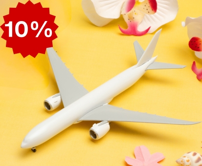 Herpa Sale Aktion für alle Wings-Produkte. 10 % Rabatt am 30.08.2025 im Onlineshop. Weißes Miniatur-Flugzeug und sommerliche Deko auf gelbem Grund mit einem "10%" Rabatt Icon
